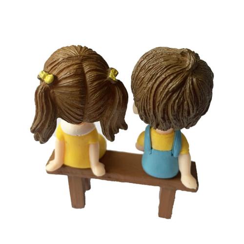 Dziewczynka i chłopiec na ławce z książką 3.jpg