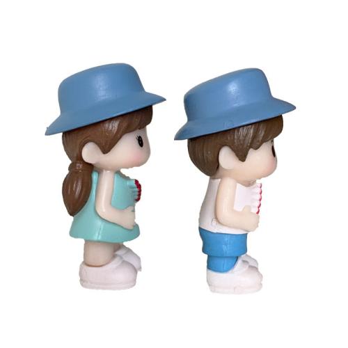 Dziewczynka i chłopiec nad jeziorem