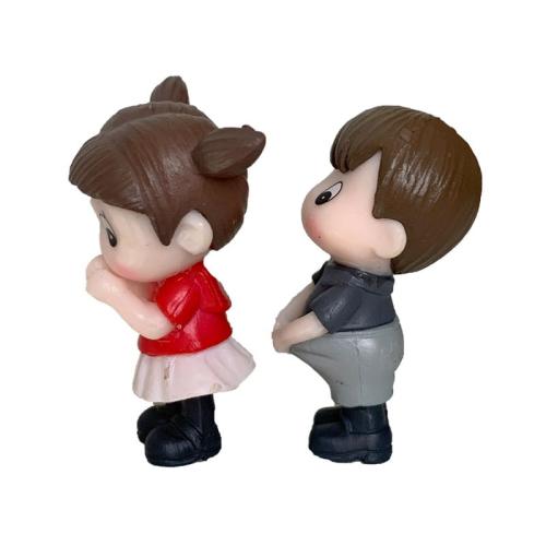 Dziewczynka i chłopiec na urodzinach