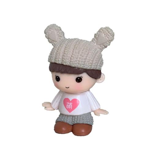 Przedszkolak chłopiec w beżowej czapeczce