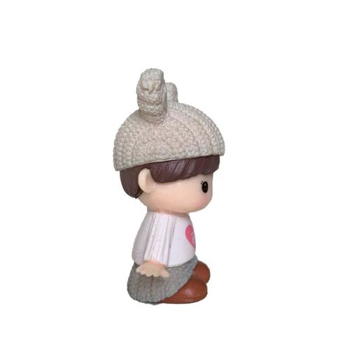 Przedszkolak chłopiec w beżowej czapeczce