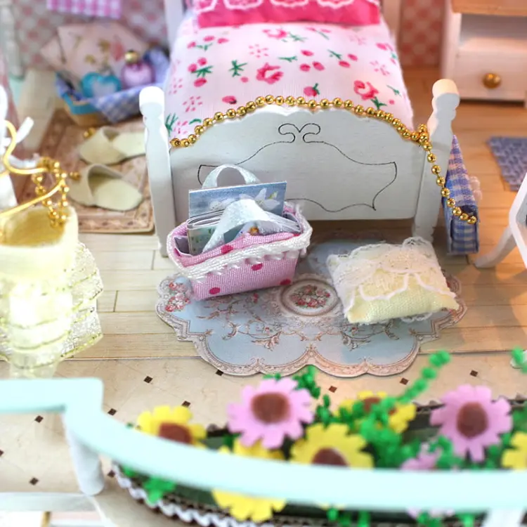 Miniaturowy domek Willa w kwiatach