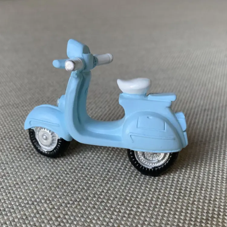 Skuter Vespa niebieska 5.jpg