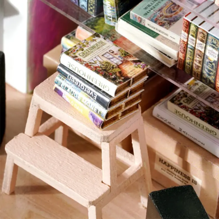 Miniaturowy domek - Książka przy kawie