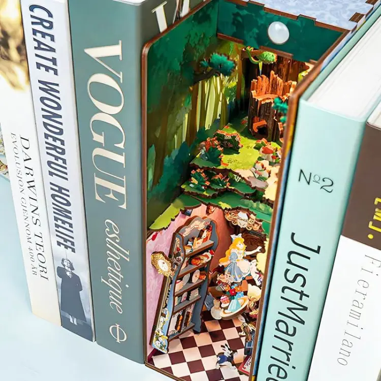 Alicja w Krainie Czarów - Book Nook Tonecheer