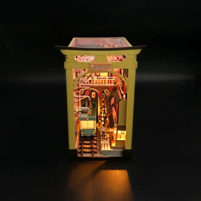 Miniaturowy domek Book Nook - Podróż na Hanami