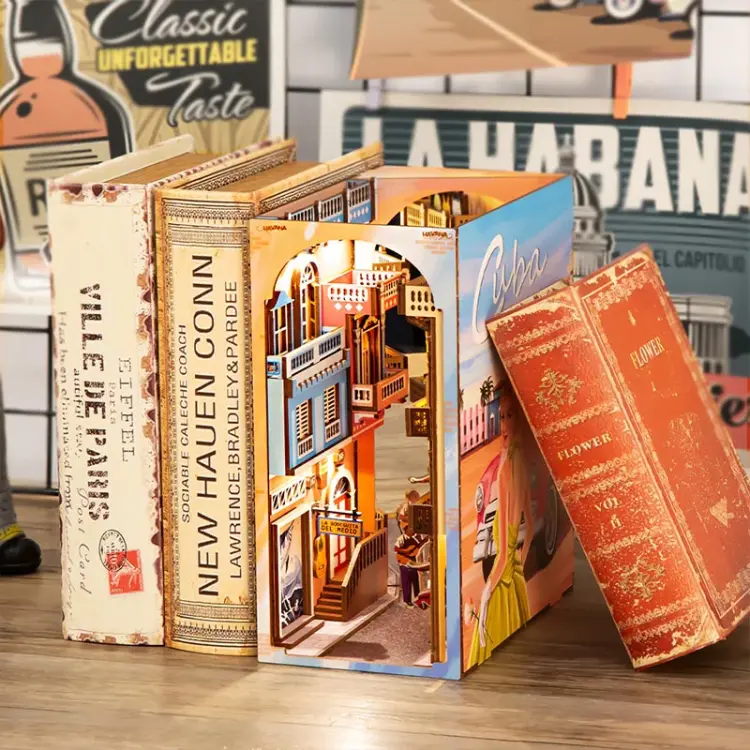 Spacer po Havanie - Book Nook CuteBee