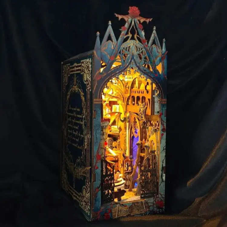 Blask magii - Miniaturowy domek Book Nook Joincon