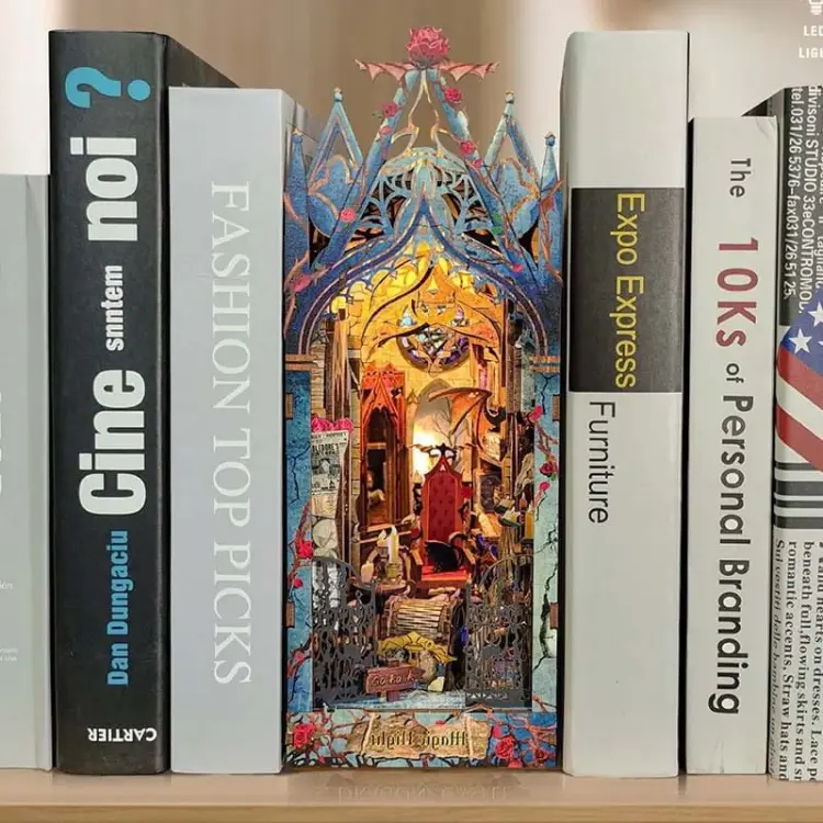 Blask magii - Miniaturowy domek Book Nook Joincon
