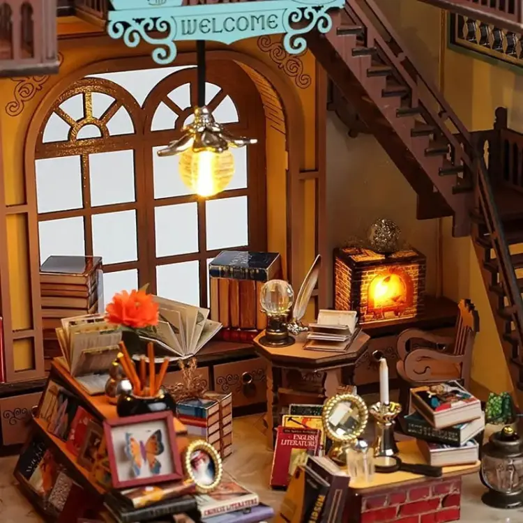 Księgarnia Esy i floresy* - Miniaturowy domek