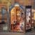 Salonik Hrabiego Kota*- Miniaturowy domek mini Book Nook CuteBee