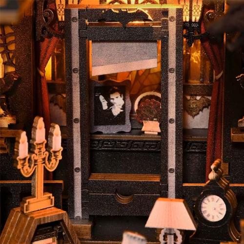 Dracula family* - Miniaturowy domek Book Nook Aslowsnail