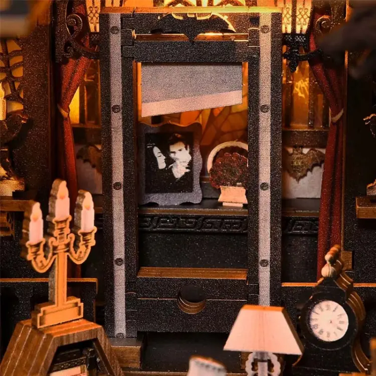Dracula family* - Miniaturowy domek Book Nook Aslowsnail