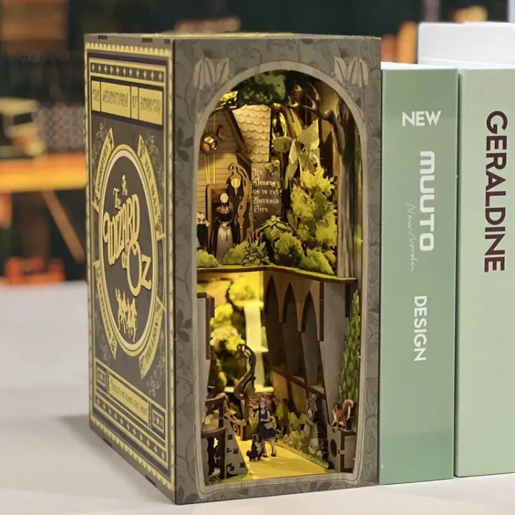 Czarnoksiężnik z Krainy OZ* - Miniaturowy domek Book Nook Aslowsnail